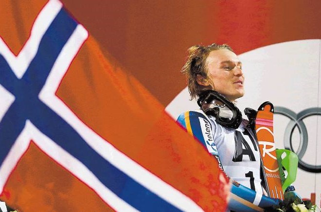Deset let so Norvežani čakali na slalomsko zmago v svetovnem pokalu, z njo pa so dobili tudi novega zvezdnika – 19-letnega...