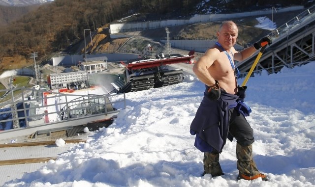 Planiških delavcev med delom na olimpijskih skakalnicah v Sočiju ne zebe. (Foto: Reuters) 