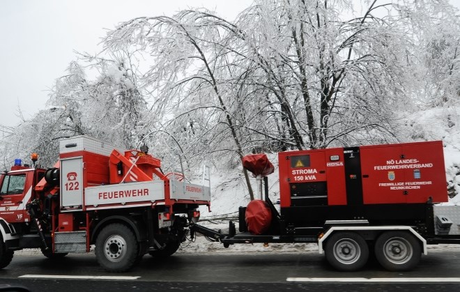 Avstrijski gasilci so tik pred Logatcem s potrebnimi agregati. (Foto: Nebojsa Tejić/STA) 