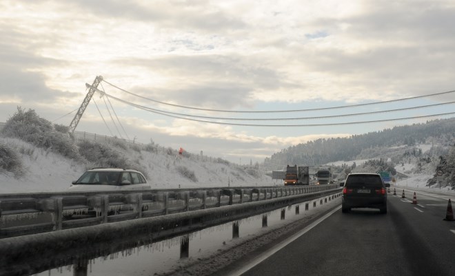 Močno nagnjen daljnovod čez avtocesto. (Foto: Nebojša Tejić / STA) 