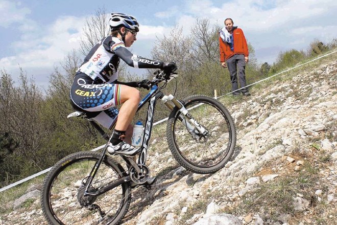 Naša najboljša gorska kolesarka Tanja Žakelj doma trenira ilegalno. 