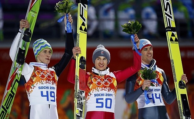 Peter Prevc je Sloveniji priboril prvo medaljo v Sočiju. Zaostal je le za Poljakom Kamilom Stochom, tretji pa je bil Norvežan...