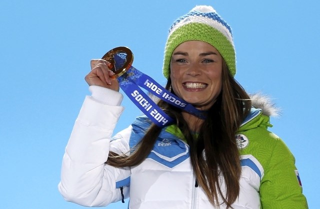 Tina Maze v rokah drži prvo slovensko zlato medaljo na zimskih olimpijskih igrah. (Foto: Reuters) 