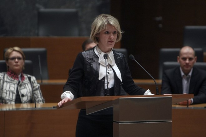 Ministrica brez resorja, pristojno za Slovence v zamejstvu in po svetu Tina Komel (PS).    