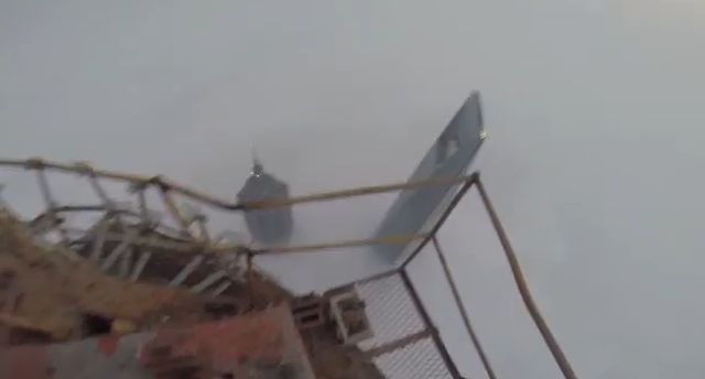 Osupljiv razgled: Neustrašna Rusa splezala na vrh druge najvišje stavbe na svetu (video)