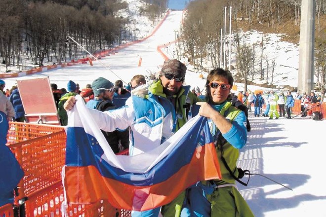 Italijan Andrea Massi (levo) in Švicar Mauro Pini sta po smukaškem zgodovinskem uspehu Tine Maze ponosno dvignila slovensko...