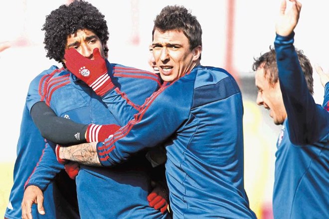 Brazilec Dante (levo) se je na treningu Bayerna povsem razjezil na novinarje ob igrišču, ker so se mu smejali, ko je  naredil...