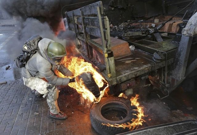 Kijev v plamenih: Mrtvih že 18 ljudi - 11 protestnikov in 7 policistov