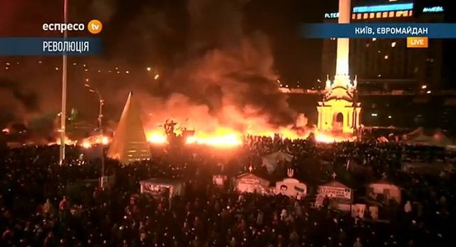 Osrednji kijevski trg Majdan v ognju. 