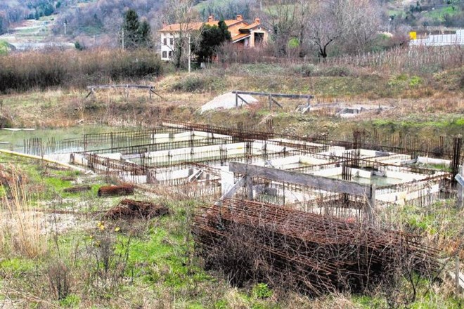 Gradbena jama bodočega varstveno-delovnega centra Nova Gorica sameva že tri leta in je raj za mrčes ter odpadke. 