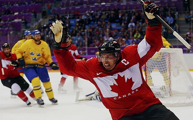 Kanadski kapetan Sidney Crosby je v Vancouvru z golom v podaljšku odločil finale, tudi v Sočiju pa je bil med strelci na...