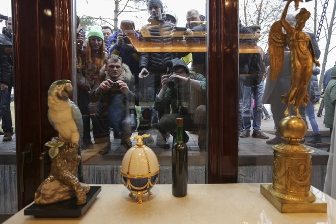 Ukrajinci prvič videli razsipno posestvo Viktorja Janukoviča (foto)
