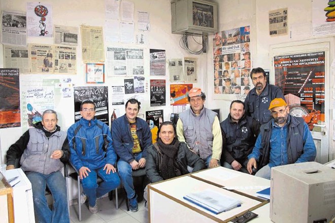 Skupina delavcev solunske tovarne s članom Solidarnostne iniciative Theodorosom Karyotisom. »Želimo preoblikovati in znova...
