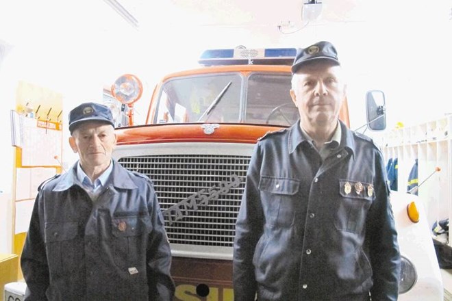 Gasilca veterana PGD Vrsnik Ivan Kavčič in Mirko Oblak ob skoraj 40 let starem kamionu s cisterno, osrednjem intervencijskem...