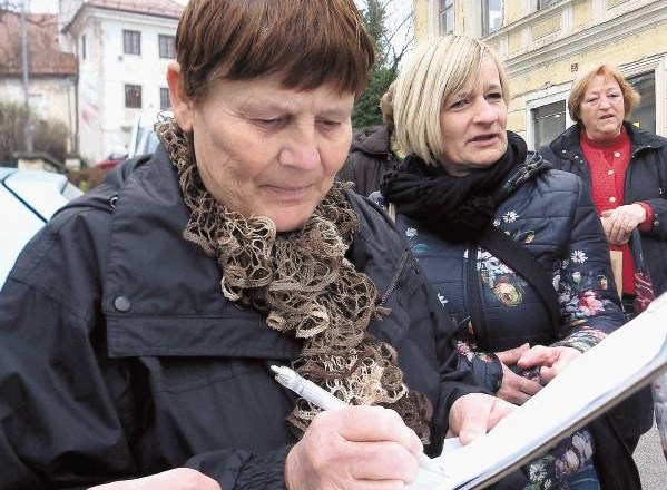 V Metliki so prebivalci podpisovali peticijo proti zapiranju poslovalnice NLB v tamkajšnjem starem mestnem jedru, v kateri so...