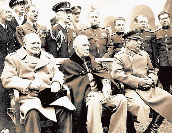 Februarja 1945 so se  na krimski Jalti Churchill, Roosevelt in Stalin dogovarjali o ureditvi sveta po koncu vojne, predvsem o...