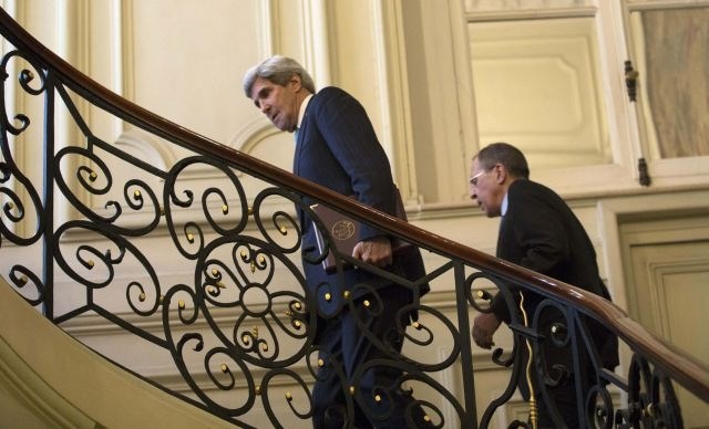Ameriški zunanji minister John Kerry z ruskim kolegom Sergejem Lavrovom. 