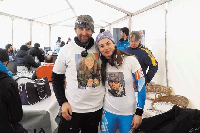 Po tekmi v Crans Montani sta Andrea Massi in Tina Maze iz rok Poldeta Flisarja dobila v dar majici z njunima podobama. 