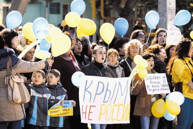 Spodaj desno: »Krim ni Rusija!« Demonstracije proti ruski intervenciji v Bahčisaraju na Krimu minulo sredo.  Reuters 