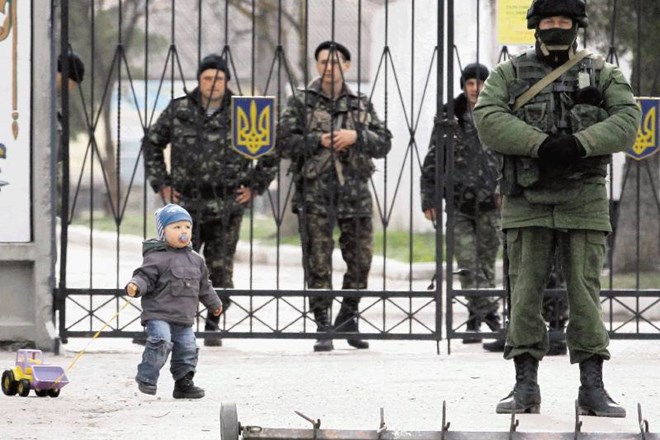Spodaj levo: Krimska vojna: zadaj Ukrajinci, spredaj Rusi.  AP 