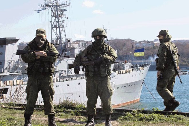 Zgoraj desno: Ne morejo na morje in ne morejo na kopno: ruski vojaki pred zasidrano ukrajinsko floto.  AP 