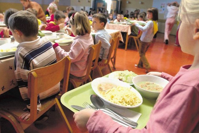 Šolsko ministrstvo bo v naslednjih dneh tudi pri drugih šolah poizvedelo, kakšen sistem nadzora šolske prehrane uporabljajo....