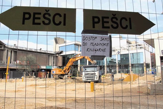 Gradbinci z obnovo Bevkovega trga zaradi izredno slabega vremena zamujajo 14 dni, a zagotavljajo, da bodo zamudo nadoknadili...