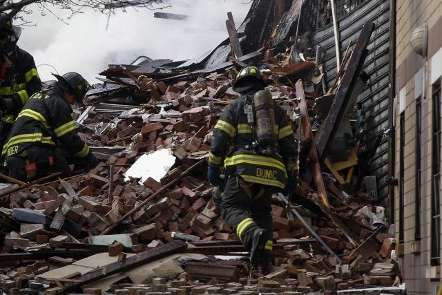 V zrušenju stavbe na Manhattnu sta umrli najmanj dve osebi, več je ranjenih (foto)