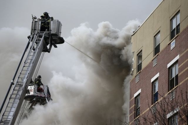 V zrušenju stavbe na Manhattnu sta umrli najmanj dve osebi, več je ranjenih (foto)