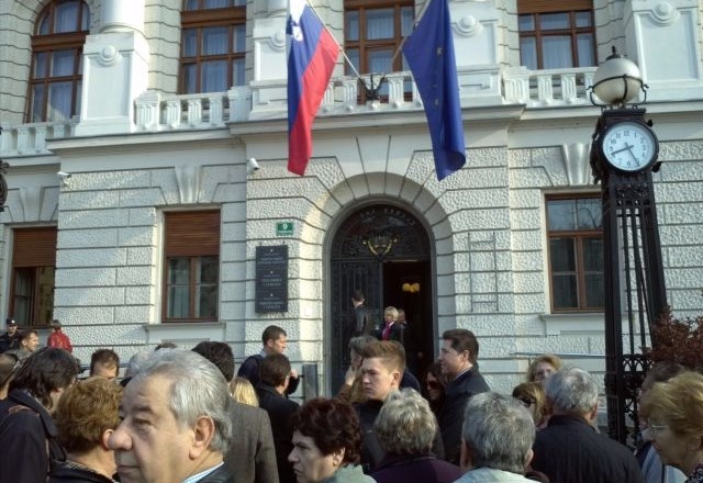 Podporniki Janeza Janše so se pred začetkom obravnave sodnega senata zbrali pred višjim sodiščem. 