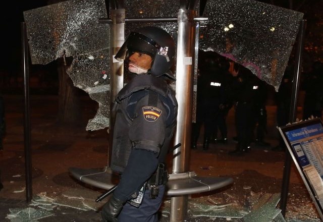 Protestniki v Španiji razbijali okna bank, zažigali smetnjake in napadali policiste (foto)