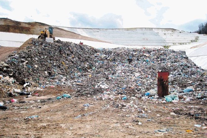 Novomeški Cerod je občutno podražil cene odlaganja in obdelave odpadkov, ki so se s 54 evrov za tono povzpele na 73 evrov, ob...