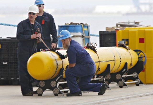 Podvodni robot, ki ga bodo pritrdili na spodnji del ladje, bo pomagal pri iskanju morebitnih razbitin pod vodo. 