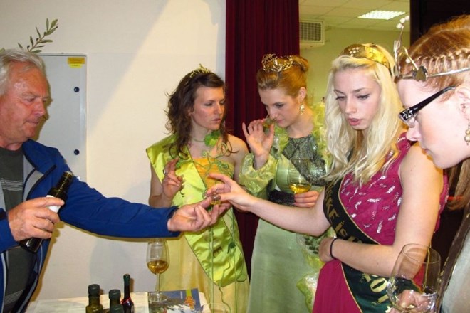 Vinske kraljice so poleg vina poskusile tudi v Splitu nagrajeno briško oljčno olje.   