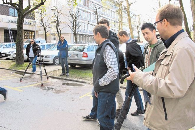Civilna iniciativa proti južni trasi daljnovoda Beričevo–Divača je Elesu včeraj predala 3273 podpisov državljanov, ki med...