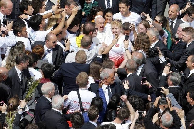 Papež med vernike s papamobilom, poljubljal otroke in poziral za “selfieje” (foto)