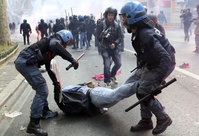 Rim: Protestniki s kamenjem in steklenicami, policija s solzivcem (foto)