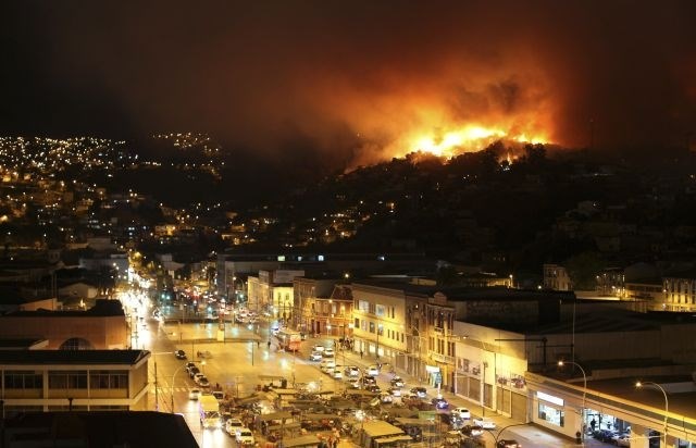 Območje katastrofe: Požar v Čilu uničil že najmanj 1000 domov (foto in video)