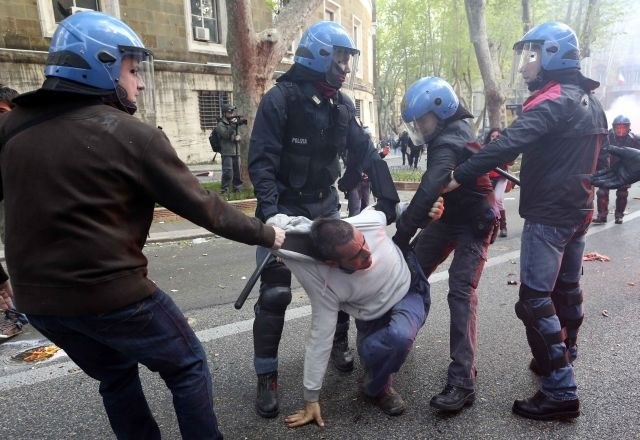 Rim: Protestniki s kamenjem in steklenicami, policija s solzivcem (foto)