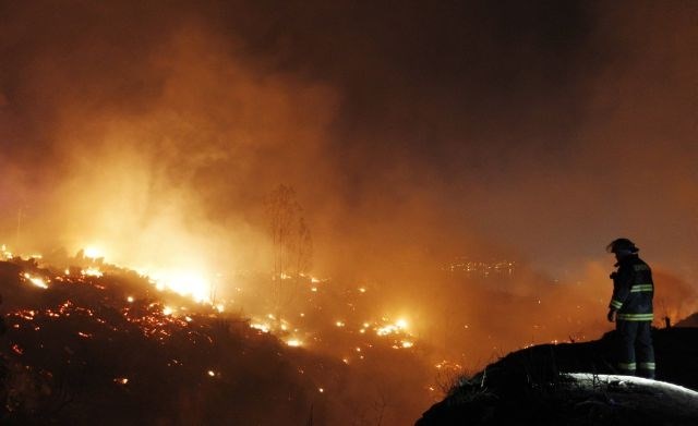 Ogromen požar v čilskem Valparaisu zahteval najmanj 12 življenj, uničil vsaj 2000 domov