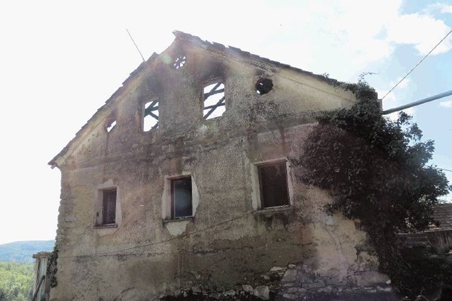Čeprav so prostovoljni gasilci iz okoliških krajev hitro prišli, je ogenj zgornji del dvesto let stare hiše v celoti uničil....