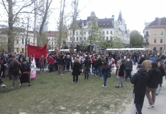Protest proti zakonu o visokem šolstvu: ”Našo prihodnost bomo vzeli nazaj” (foto)