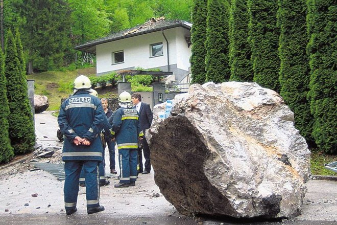 Velika skala je pred štirimi leti poškodovala rezidenco Bojana Križaja, ki zdaj odškodninsko toži občino Tržič za 220.000...