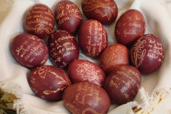 Velikonočna jajca bomo najvarneje pobarvali z naravnimi barvili