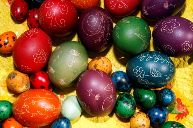 Velikonočna jajca bomo najvarneje pobarvali z naravnimi barvili