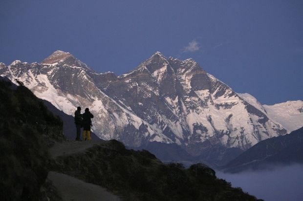 Ena najbolj tragičnih nesreč na Everestu: življenje izgubilo dvanajst oseb (foto)