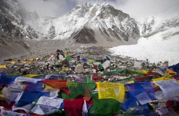 Ena najbolj tragičnih nesreč na Everestu: življenje izgubilo dvanajst oseb (foto)