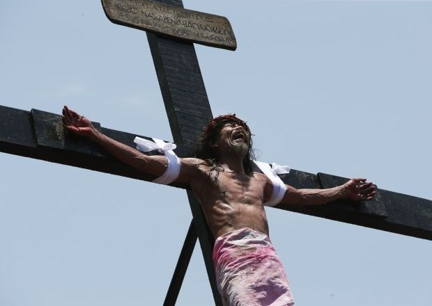 Na Filipinih ob velikem petku znova več pribitih na križ (foto)