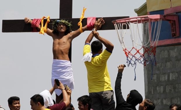 Na Filipinih ob velikem petku znova več pribitih na križ (foto)