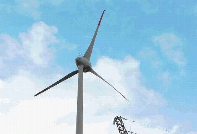 Mala vetrna elektrarna ob vznožju Nanosa je z močjo 910 kilovatov, s 50 metrov visokim stebrom in premerom kril 44 metrov za...